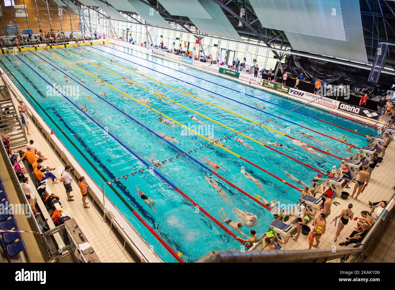Caliéntese antes de la final del día en piscina Sloterpark Swim Pool durante encuentro natación en Ámsterdam, Países Bajos, el 16 de diciembre de 2016. de Andy Astfalck/NurPhoto) ***