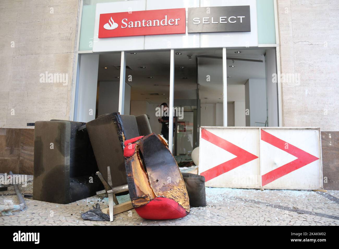 Las sucursales bancarias fueron destruidas. Las ventanas estaban rotas y el  equipo de autoservicio estaba dañado. Las calles del centro de Río de  Janeiro, Brasil, experimentaron momentos de caos este jueves, 9