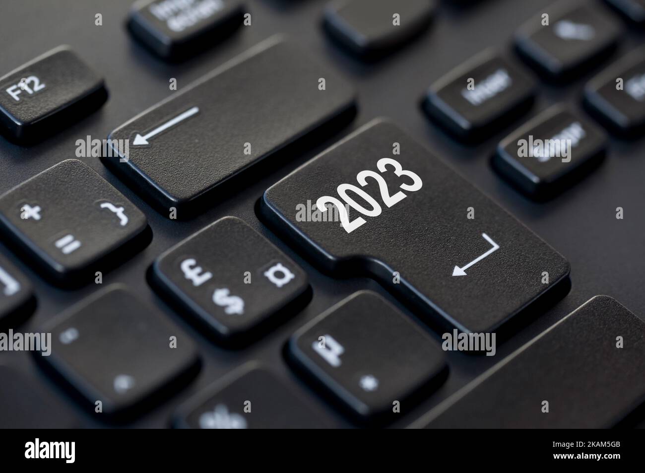 2023 escrito en la tecla intro del teclado de un ordenador, ilustración de inicio de año nuevo de negocios Foto de stock