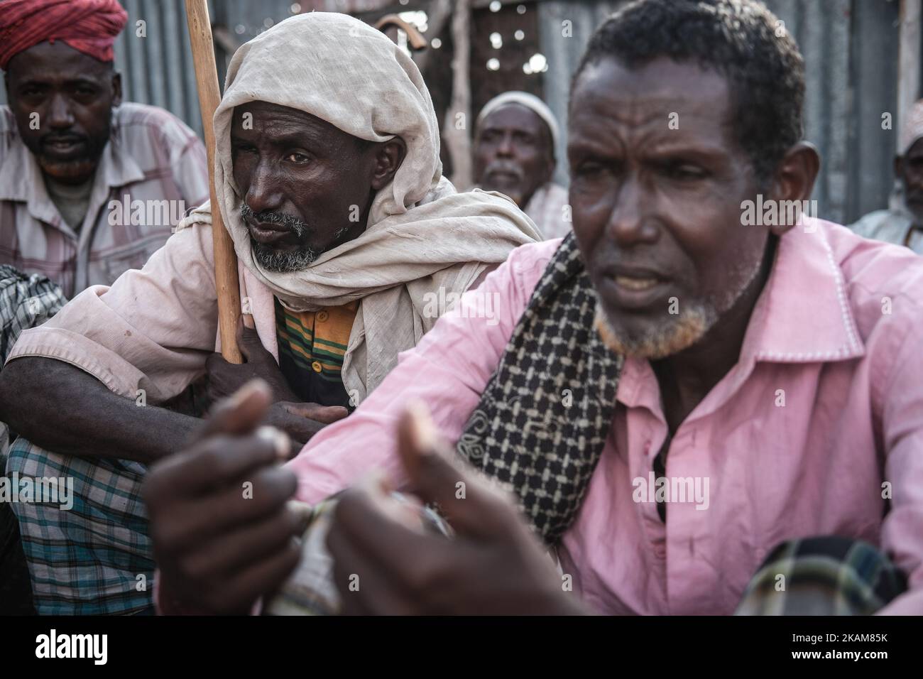 MOGADISHU, SOMALIA - 25 DE MARZO de 2017 - Hombres en el campamento de desplazados internos. Somalia en medio de una crisis alimentaria sin precedentes y devastadora. La sequía ha provocado la caída de los cultivos y la muerte del ganado en Somalia, lo que ha provocado una grave escasez de alimentos y agua. Los brutales conflictos en Sudán del Sur, Yemen, Nigeria y Somalia han expulsado a millones de personas de sus hogares y han dejado a millones más necesitados de alimentos de emergencia. En Somalia, donde los brotes de cólera han matado a cientos de personas, la hambruna que se avecina amenaza a 6,2 millionâ, más de la mitad de la población. Amenaza con traer de vuelta la sombría realidad de 2011, cuando 260.000 somalíes Foto de stock