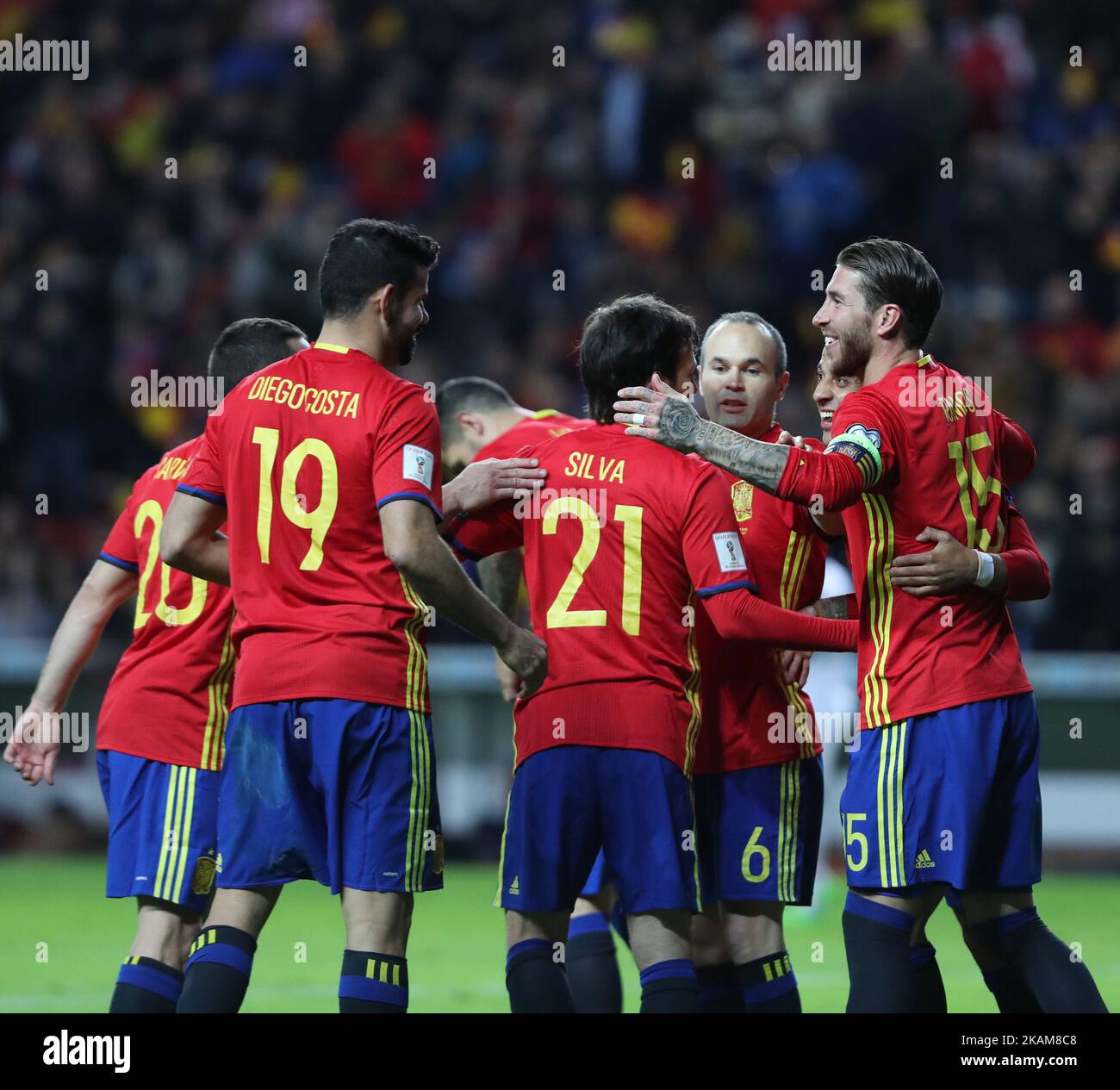 El delantero español Diego Costa (#19) y David Silva (#21) son felicitados  por el compañero de equipo de defensa Sergio Ramos (R) después de marcar un  gol durante el partido de cualificación