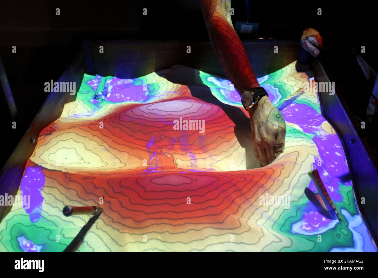 La caja de arena de realidad aumentada permite a los usuarios crear modelos  topográficos mediante la creación de arena real, que a continuación se  incrementa en tiempo real mediante un mapa en