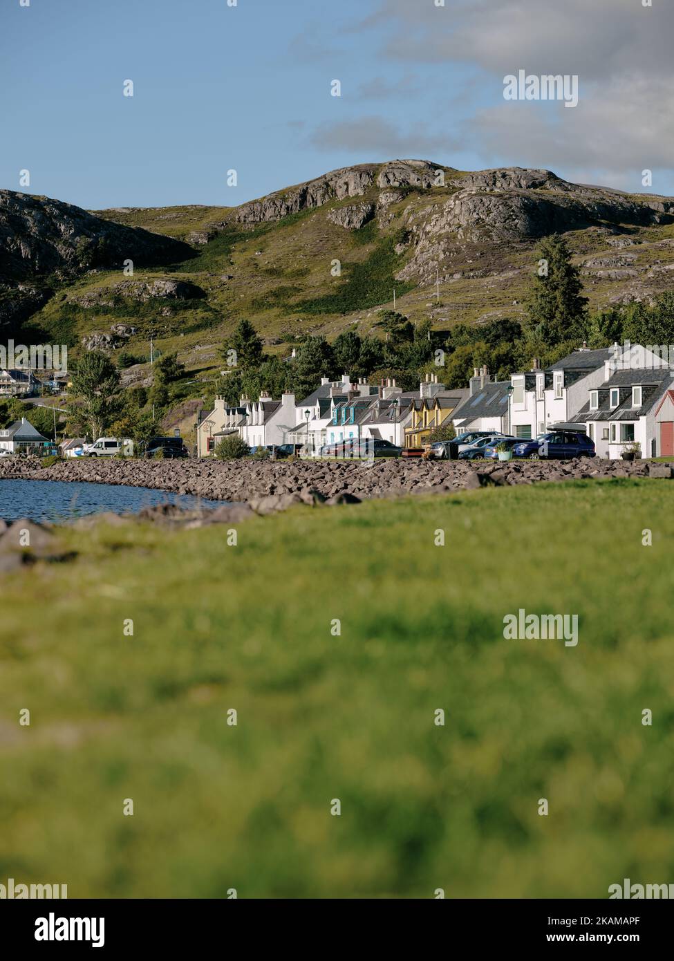 Pueblo de Shieldaig y paisaje de verano en Wester Ross, Highland, Escocia Reino Unido Foto de stock