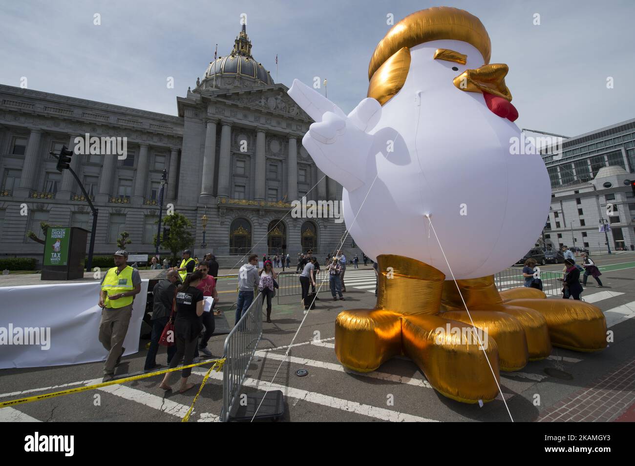 Miles de personas se unieron a Tax March en San Francisco, California el 15 de abril de 2017. La protesta cuenta con un Trump Chicken inflable de 30 pies de altura que se asemeja al presidente Donald Trump. (Foto de Yichuan Cao/NurPhoto) *** Por favor use el crédito del campo de crédito *** Foto de stock