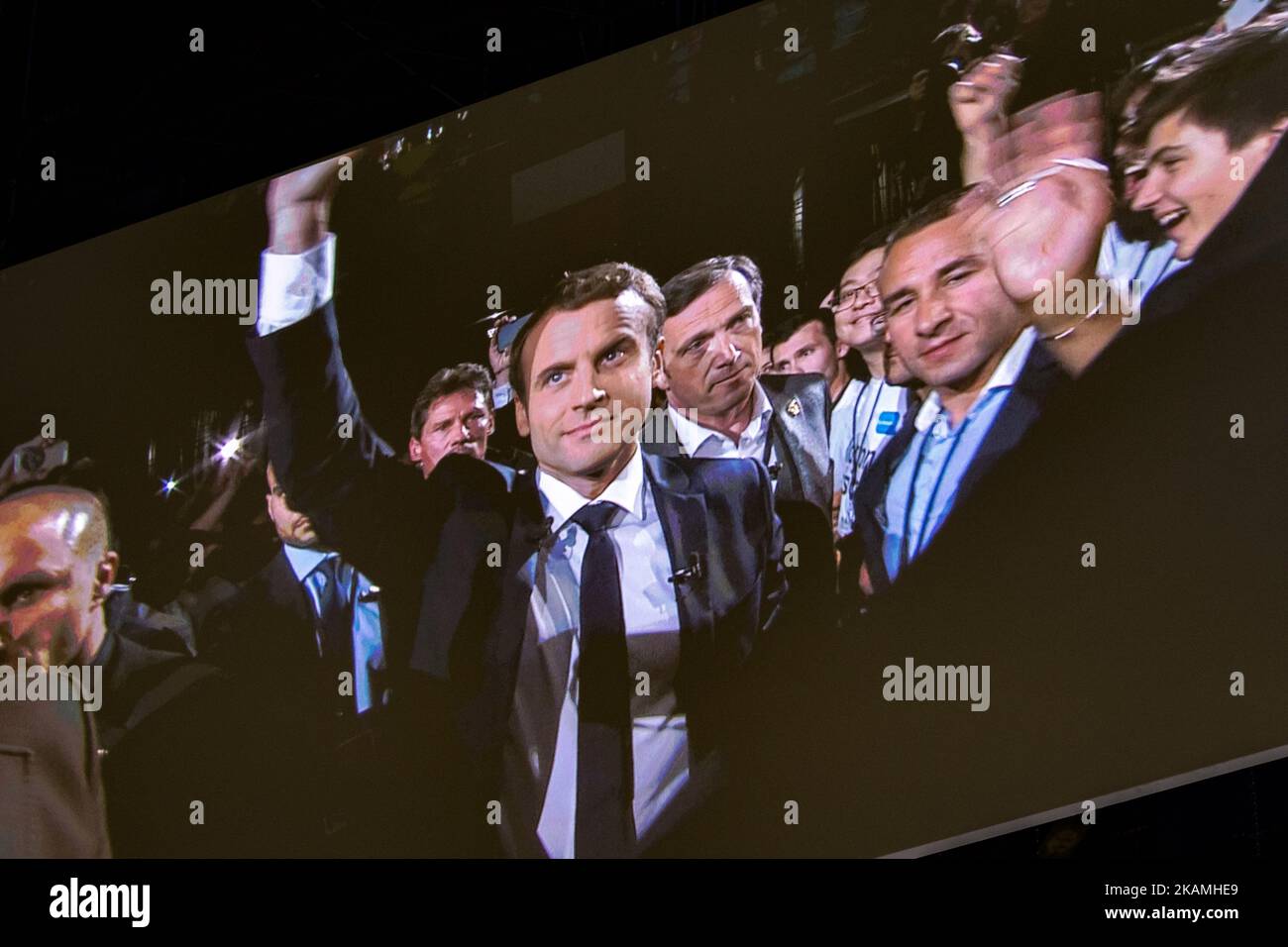 Candidato a las elecciones presidenciales francesas del centrista 'En Marche!' (En movimiento!) Emmanuel Macron, partido político, saluda a sus partidarios durante su mitin de campaña política el 17 de abril de 2017 en París, Francia. Macron es candidato a las elecciones presidenciales de Francia de 2017 y las encuestas predicen su presencia en la segunda vuelta de estas elecciones. (Foto de Julien Mattia/NurPhoto) *** Por favor use el crédito del campo de crédito *** Foto de stock