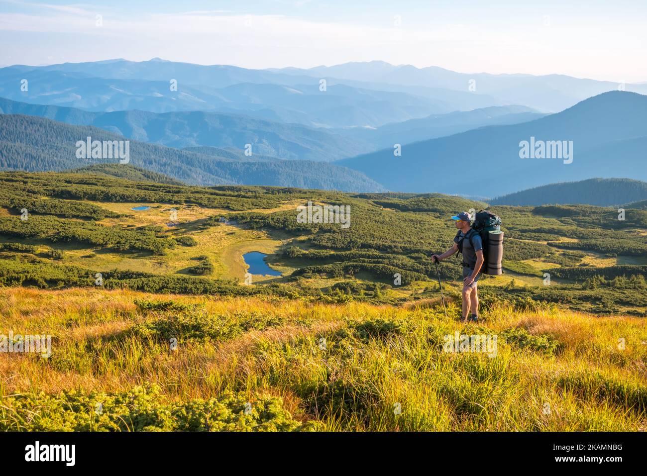 Mochilero en las montañas, verano paisaje de montaña Tatra Foto de stock