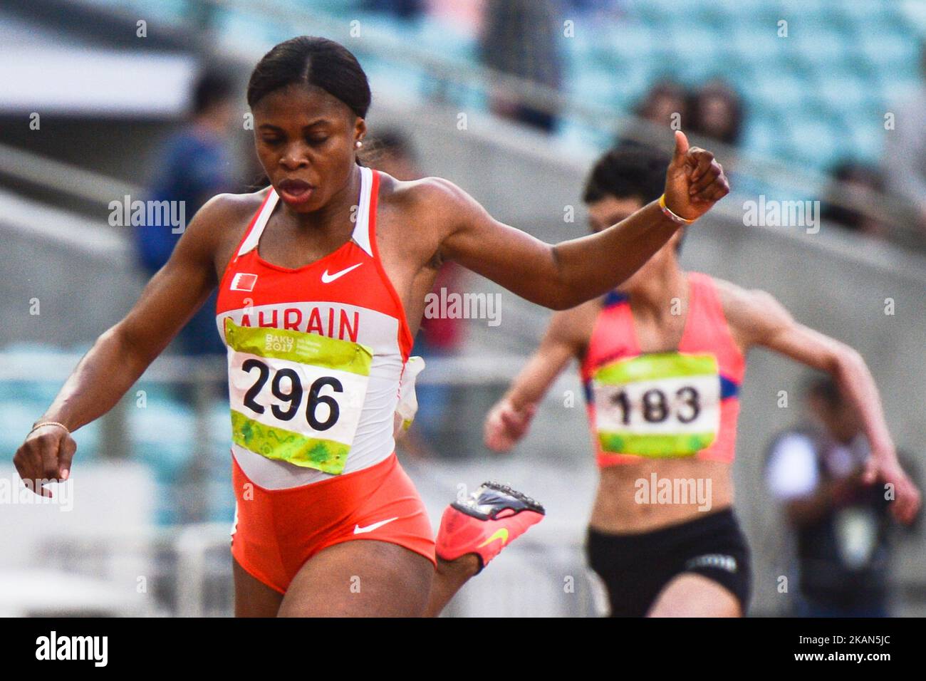 Edidiong Ofonime Odiong de Bahréin gana la final femenina 200m, durante un evento atlético en Bakú 2017 - 4th Juegos de Solidaridad Islámica en el Estadio Olímpico de Bakú. El jueves 18 de mayo de 2017 en Bakú, Azerbaiyán. *** Por favor utilice el campo Crédito del Crédito *** Foto de stock