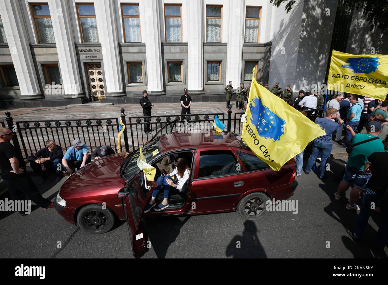 Docenas de personas bloquean la calle cerca del parlamento ucraniano Verkhovna Rada por sus vehículos, traídos en Ucrania de los países de la UE, exigiendo anular los impuestos aduaneros para los coches en uso, Kiev, Ucrania, 24 de mayo de 2017. (Foto de Sergii Kharchenko/NurPhoto) *** Por favor use el crédito del campo de crédito *** Foto de stock