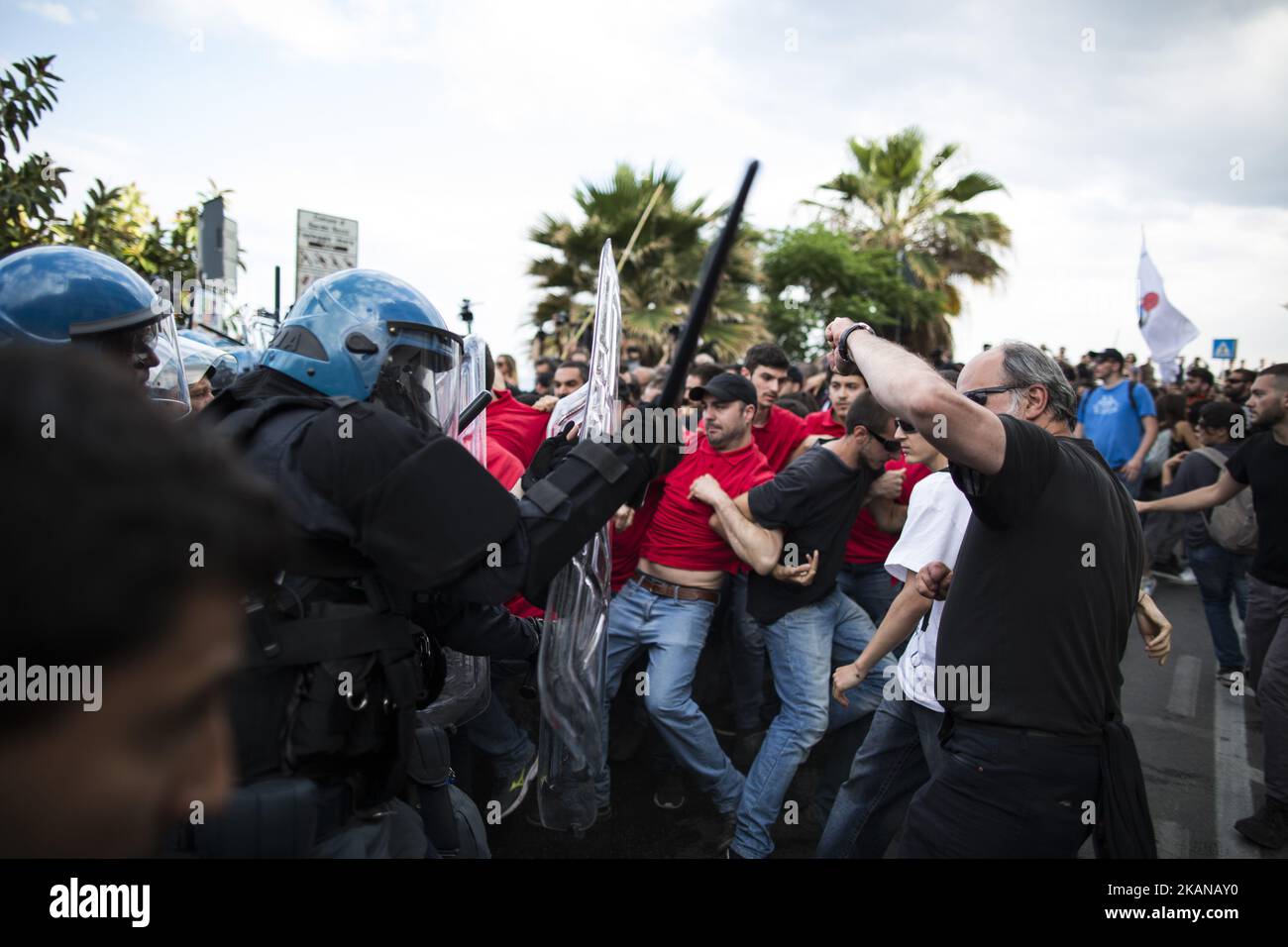 Manifestantes izquierdistas marchan para protestar contra la cumbre del G7  en la cercana Taormina en la isla de Sicilia el 27 de mayo de 2017 en  Giardini Naxos, Italia. Los líderes del