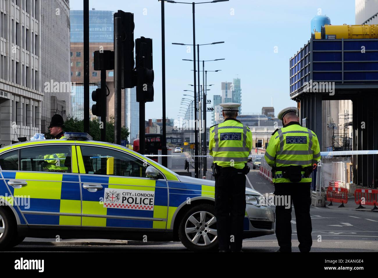 La policía cordonó la zona alrededor del mercado boreal del puente de Londres el 4 de junio de 2017, donde los terroristas mataron a tres personas y aseguraron a muchas más en la noche de Saturdy. (Foto de Jay Shaw Baker/NurPhoto) *** Por favor use el crédito del campo de crédito *** Foto de stock