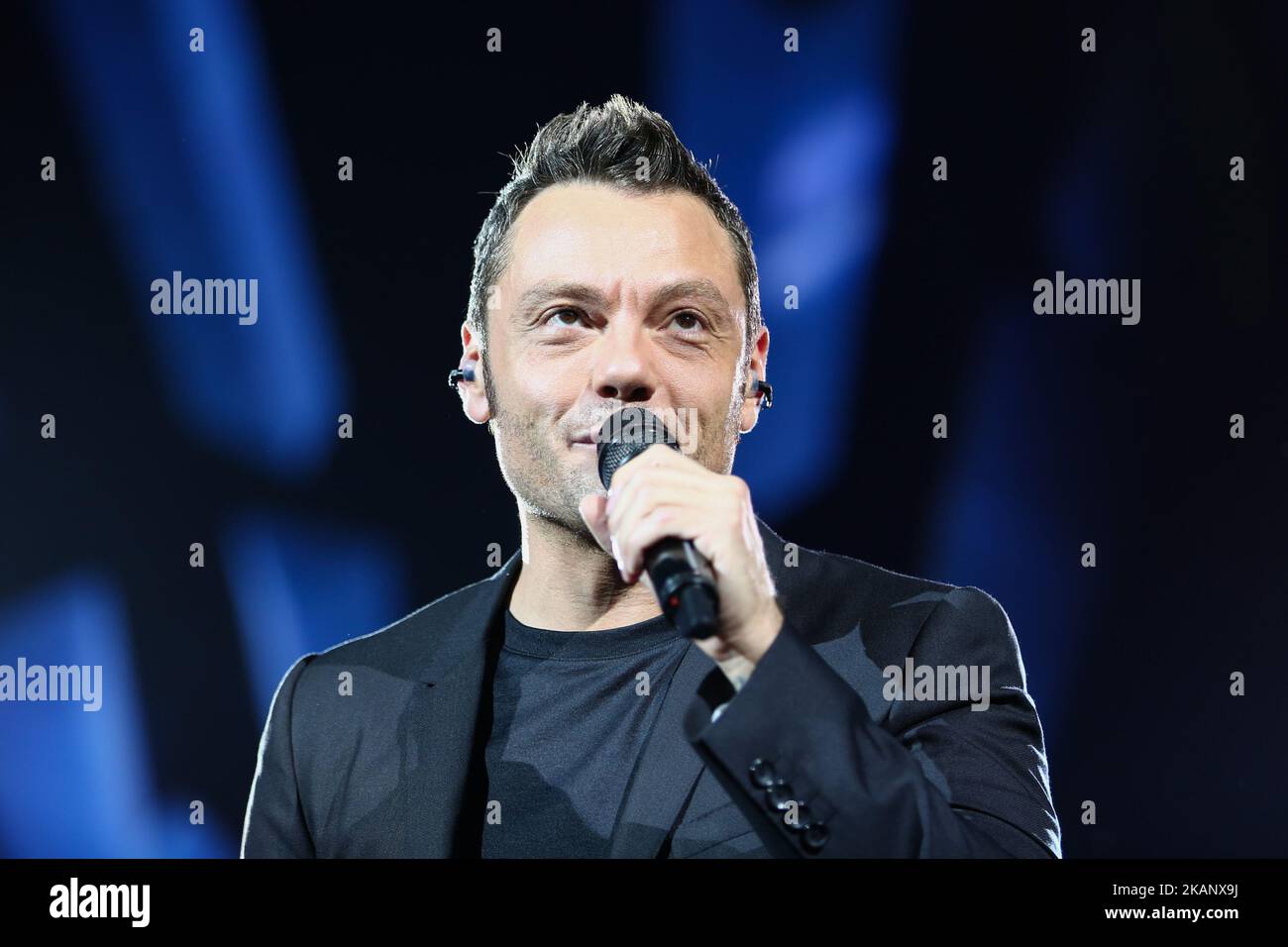El cantante italiano Tiziano Ferro actuó en vivo en el Estadio Olímpico, con su 'Il mestiere della vita tour', en Turín, Italia, el 22 de junio de 2017. Un concierto / espectáculo lleno de energía, luces, calor, donde todo tiene el sabor colosal! (Foto de Elena Aquila/NurPhoto) *** Por favor use el crédito del campo de crédito *** Foto de stock