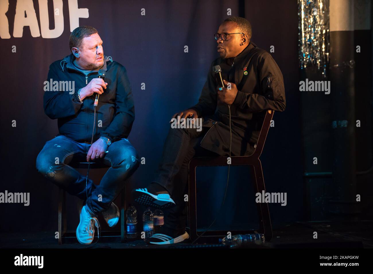 Shaun Ryder (L) y Paul 'Kermit Laveridge, de la banda británica de rock Black  Grape, realizaron una sesión de preguntas y Respuestas en Rough Trade East  en Londres, Reino Unido, el 8