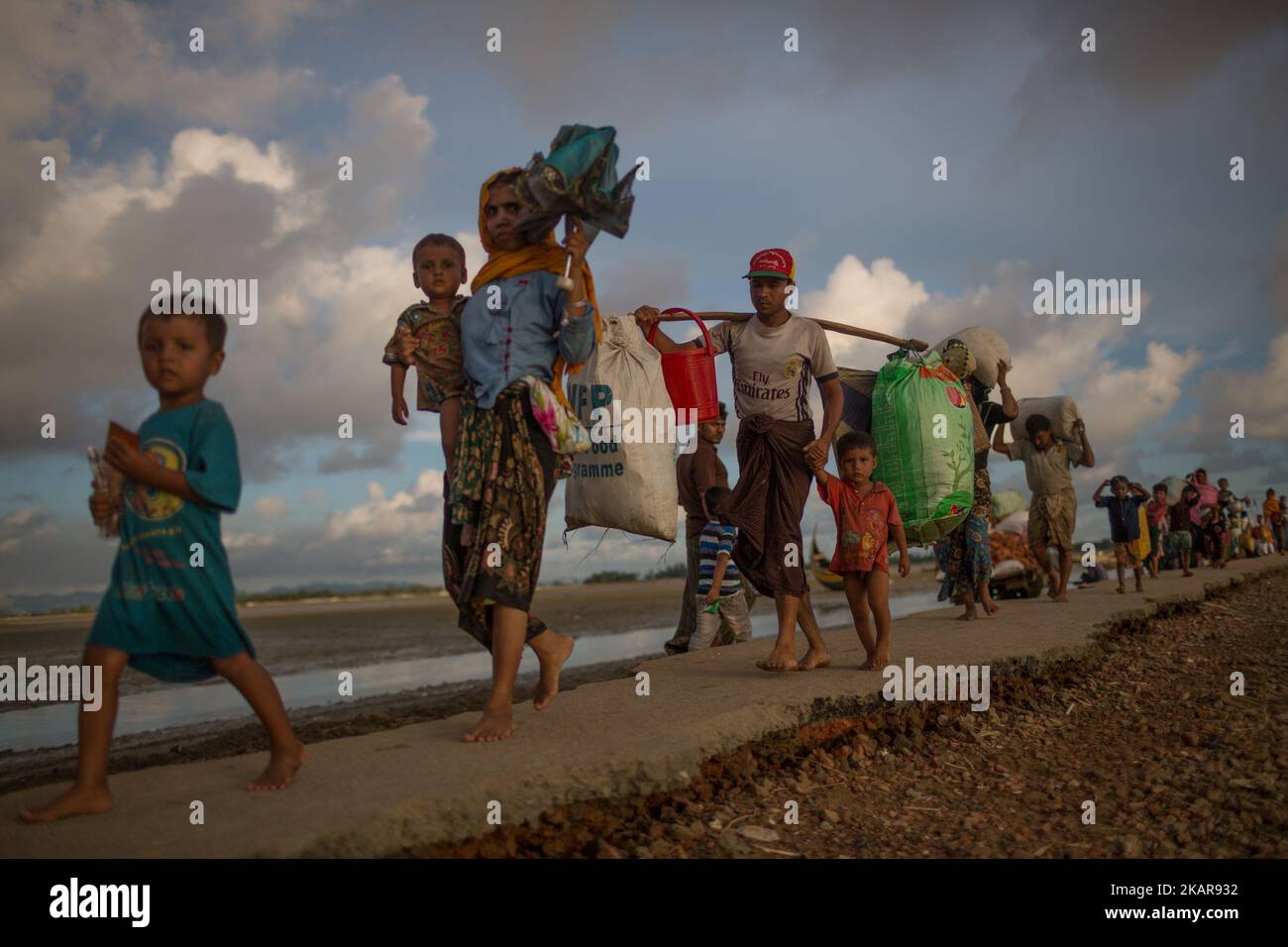 Los refugiados rohingya están entrando en Bangladesh. Shahpirer Dip, Teknaf, Bangladesh; 14 de septiembre de 2017. Bangladesh utilizará tropas para entregar ayuda extranjera a la ciudad fronteriza que ha sido abrumada por los refugiados musulmanes rohingya de Myanmar, anunciaron las autoridades a finales de septiembre de 14. La medida es consecuencia de las críticas de las condiciones caóticas en las que se han entregado suministros de socorro en los enormes campamentos situados alrededor de Cox's Bazar, a los que han llegado unos 389.000 rohingya del estado de Rakhine en Myanmar desde agosto de 25. (Foto de Turjoy Chowdhury/NurPhoto) Foto de stock