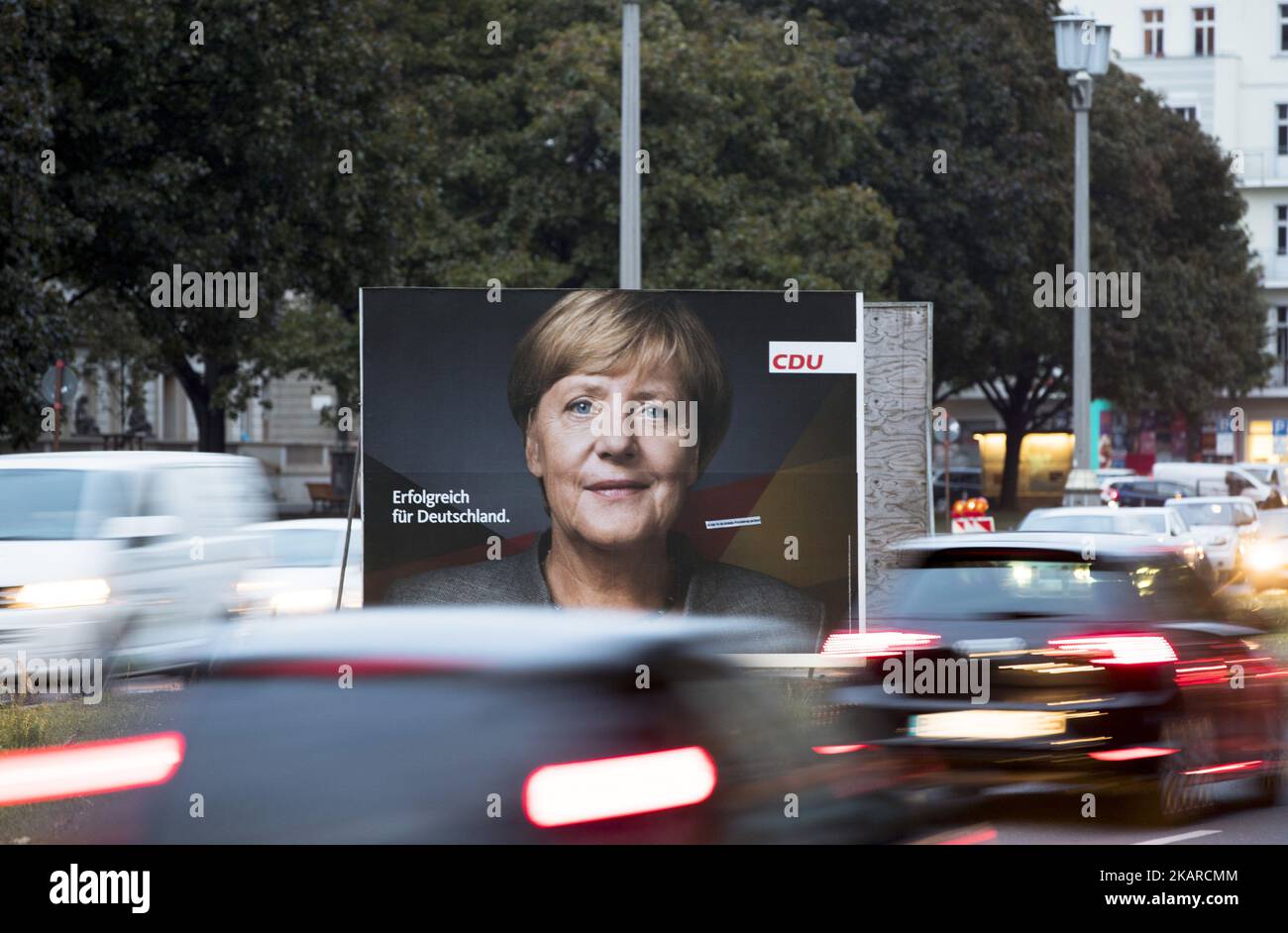 Un cartel electoral de la canciller alemana Angela Merkel (CDU) se muestra en el distrito de Friedrichshain en Berlín, Alemania el 21 de septiembre de 2017. (Foto de Emmanuele Contini/NurPhoto) Foto de stock