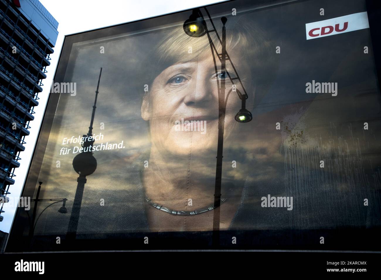 Un cartel electoral que muestra a la canciller alemana Angela Merkel (CDU) y el reflejo de la torre de televisión Fernsehturm se ve cerca de Alexanderplatz en Berlín, Alemania el 21 de septiembre de 2017. (Foto de Emmanuele Contini/NurPhoto) Foto de stock