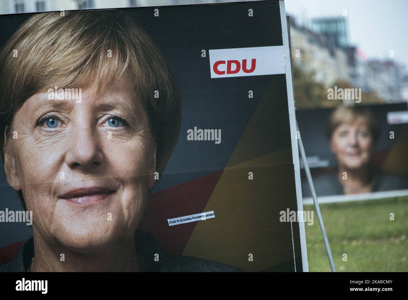 Los carteles electorales de la canciller alemana Angela Merkel (CDU) se muestran en el distrito de Friedrichshain en Berlín, Alemania el 21 de septiembre de 2017. (Foto de Emmanuele Contini/NurPhoto) Foto de stock
