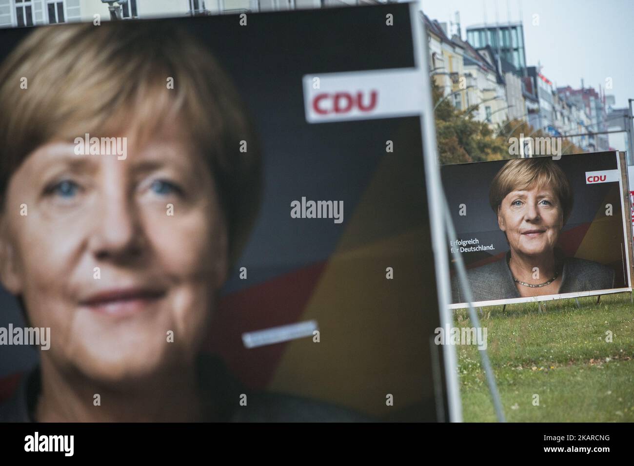 Los carteles electorales de la canciller alemana Angela Merkel (CDU) se muestran en el distrito de Friedrichshain en Berlín, Alemania el 21 de septiembre de 2017. (Foto de Emmanuele Contini/NurPhoto) Foto de stock