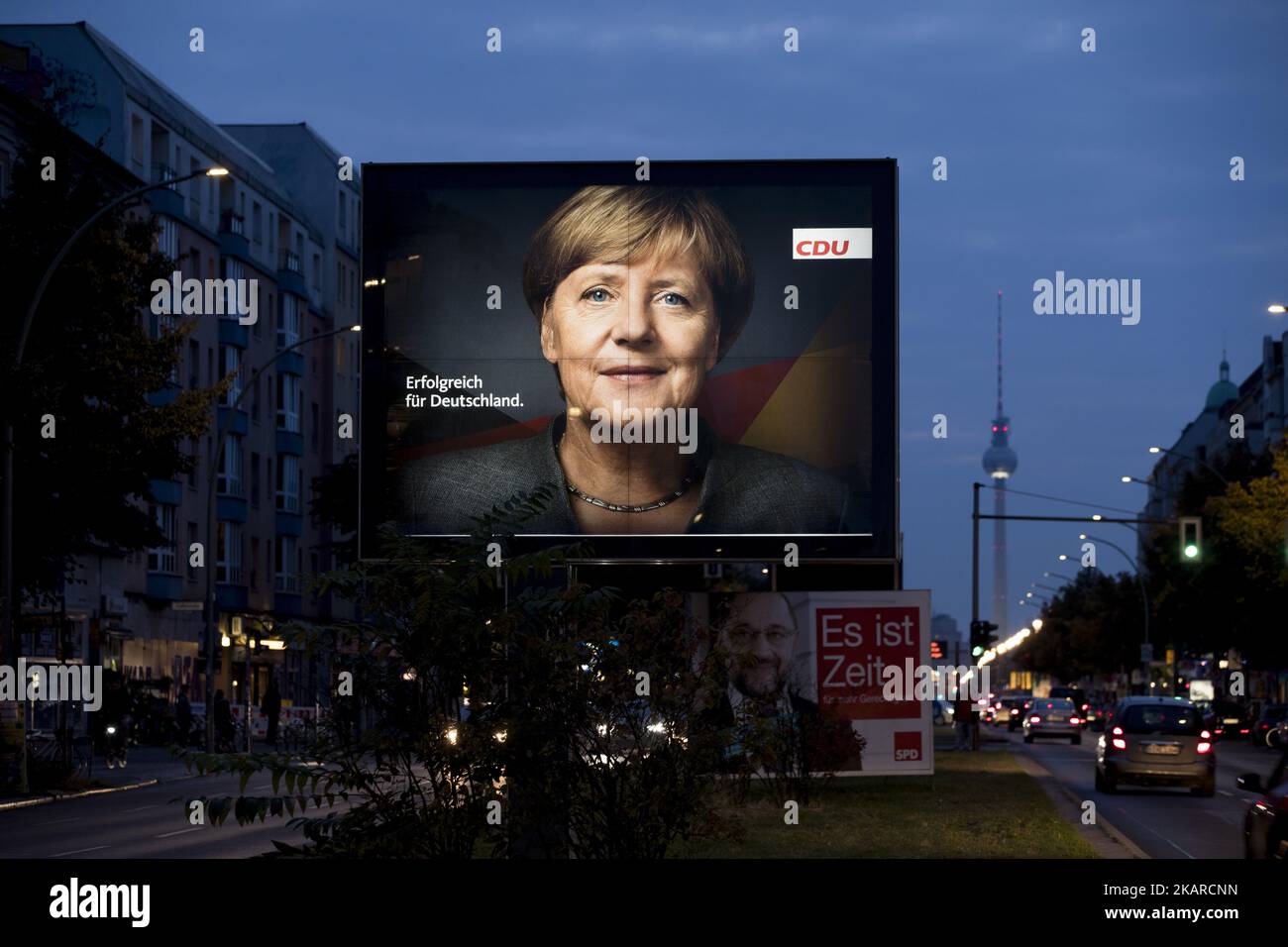 Un cartel electoral de la canciller alemana Angela Merkel (CDU) se muestra en el distrito de Friedrichshain en Berlín, Alemania el 21 de septiembre de 2017. (Foto de Emmanuele Contini/NurPhoto) Foto de stock