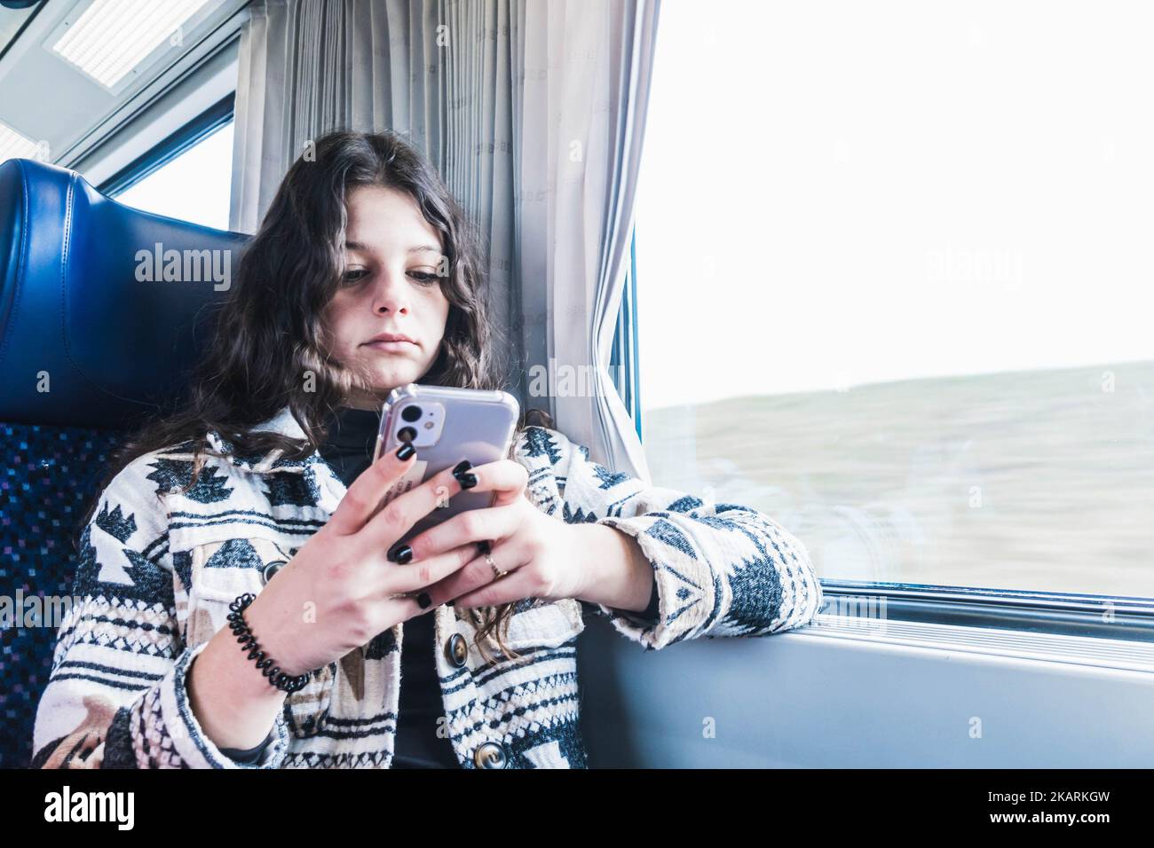 mujer soltera viajando en tren Foto de stock