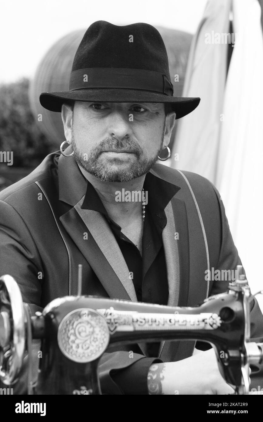 El cantante El Barrio asiste a la presentación del disco 'Las Costuras Del  Alma' en Madrid, España, el 23 de octubre de 2017. (Foto de Oscar  González/NurPhoto Fotografía de stock - Alamy