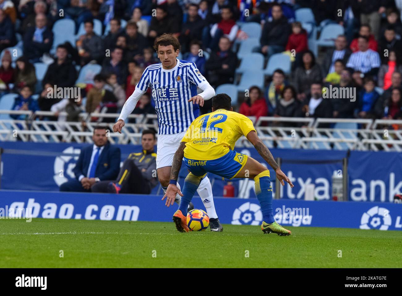 Oyarzabal de la Real Sociedad duela por el balón con Michel de U D Las  Palmas durante el partido de fútbol de la liga española entre Real Sociedad  y U D Las
