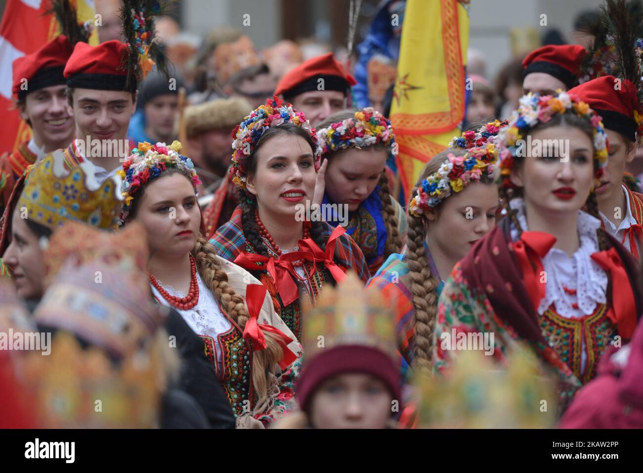 Cientos de artistas siguen durante la procesión anual 'Orszak Trzech