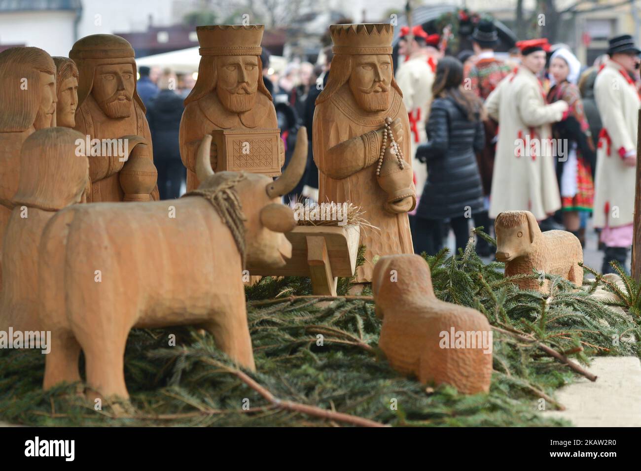 Escena de la Natividad de madera vista en la plaza Rynek durante el