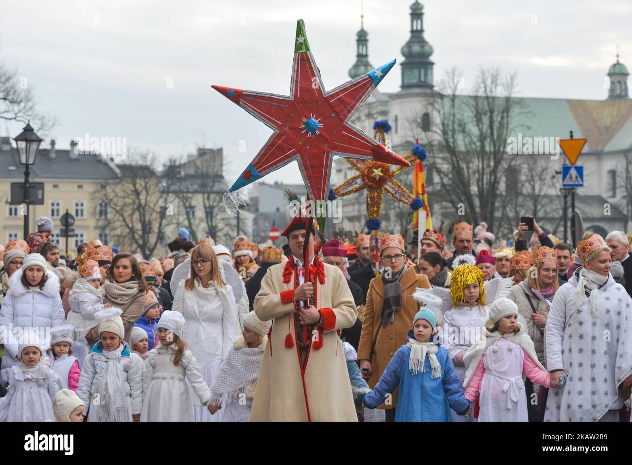 Cientos de artistas siguen durante la procesión anual 'Orszak Trzech