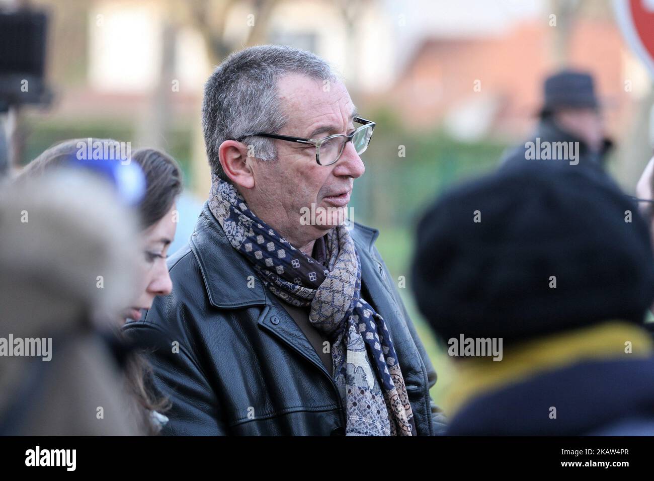 Eric Mouzin (C), padre de Estelle Mouzin, participa en una marcha silenciosa en memoria de su hija, el 13 de enero de 2018 en Guermantes, cerca de París, quince años después de la desaparición de la niña de nueve años. Estelle Mouzin desapareció el 9 de enero de 2003 en la aldea de Guermantes a unos 26 kilómetros de París. (Foto de Michel Stoupak/NurPhoto) Foto de stock