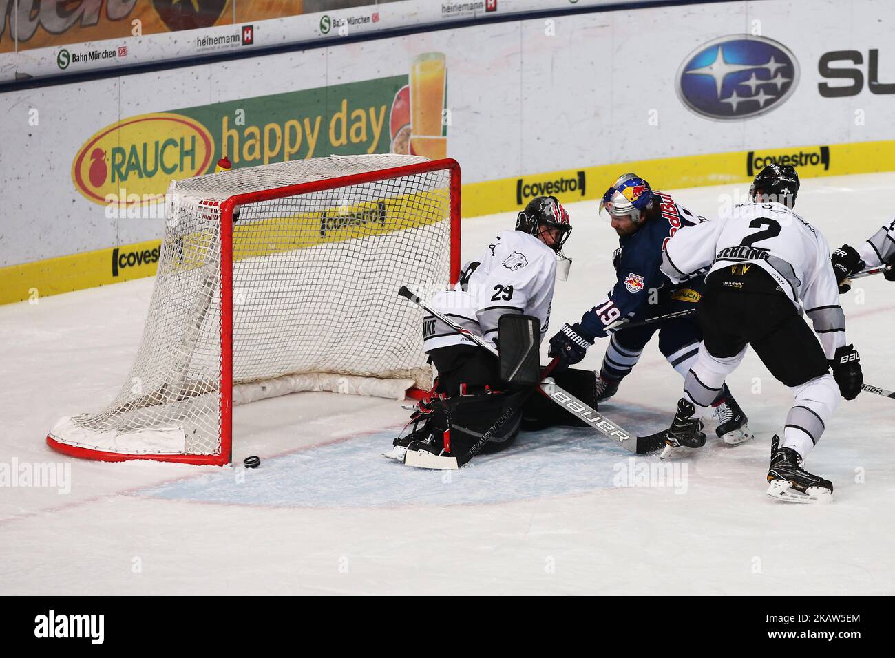 Andreas Jenike de los Tigres de Hielo de Nuernberg durante el 42th° Día del Juego de la Liga Alemana de Hockey sobre Hielo entre Red Bull Munich y los Tigres de Hielo de Nuernberg en el estadio Olympia-Eissportzentrum de Munich, Alemania, el 14 de enero de 2018. (Foto de Marcel Engelbrecht/NurPhoto) Foto de stock