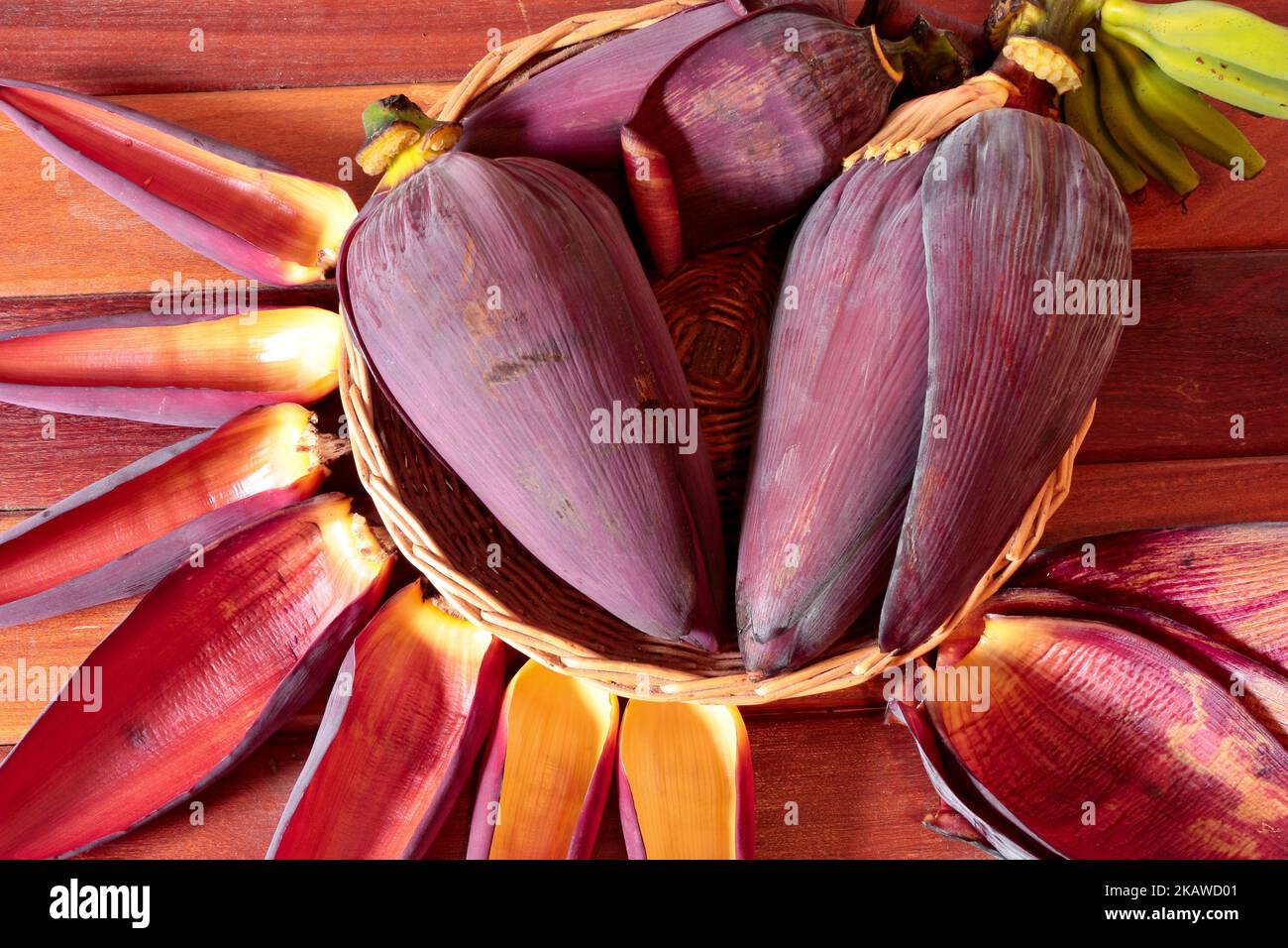 Flores de plátano, conocidas como corazones de plátano sobre mesa de madera Foto de stock