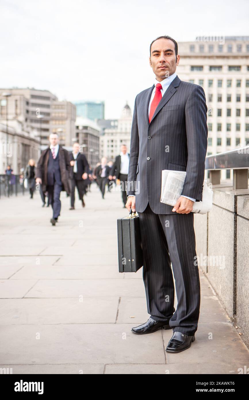 Profesionales de Londres, hora punta. Un hombre de negocios surasiático elegantemente vestido en la Ciudad financiera de Londres. De una serie de imágenes relacionadas. Foto de stock