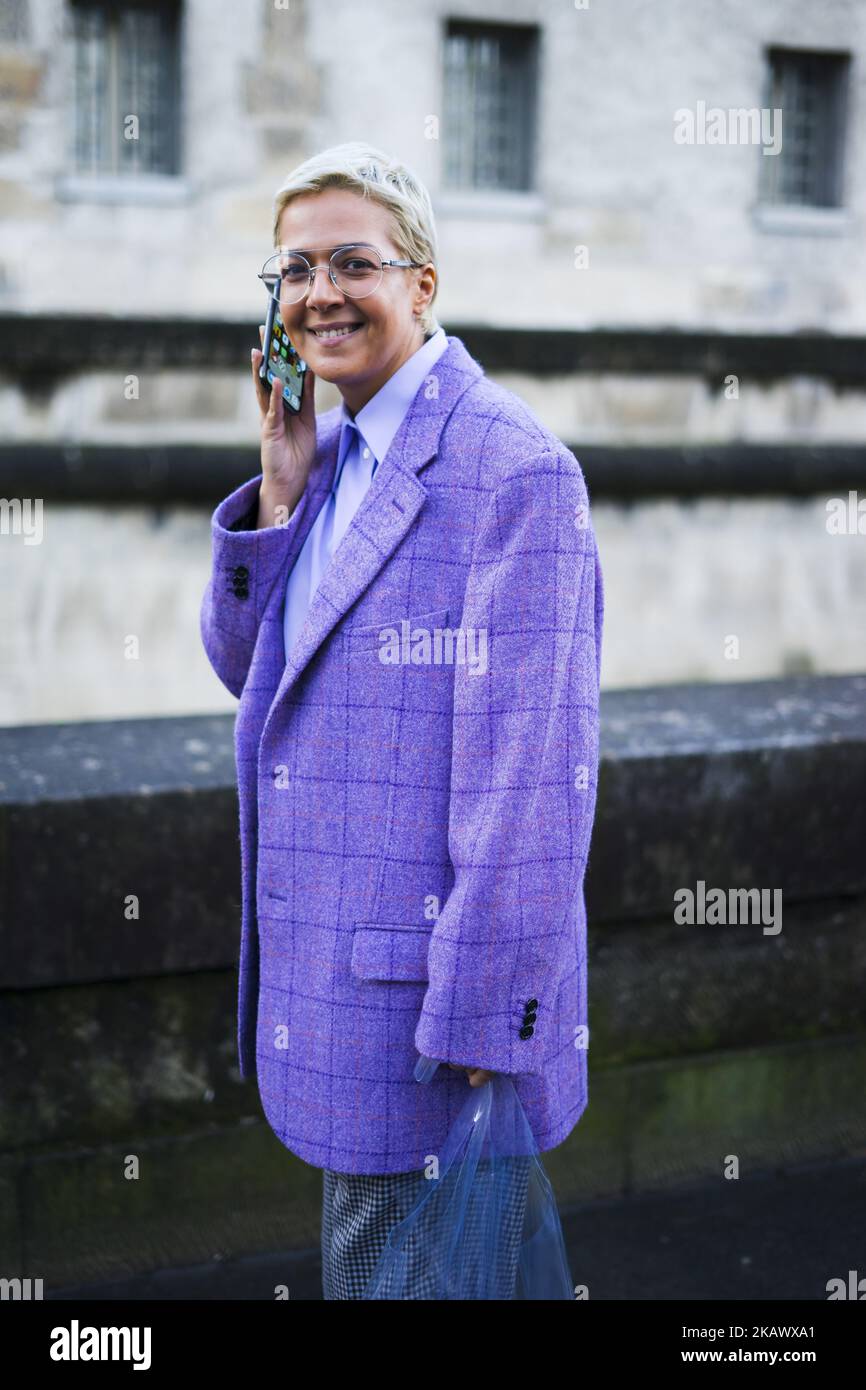 Ksenia Chilingarova gafas, una chaqueta púrpura blazer, pantalones llamarados, fuera de Valentino, la Semana de la Moda de París Womenswear 2018/2019, el 4 de marzo de 2018 en París,