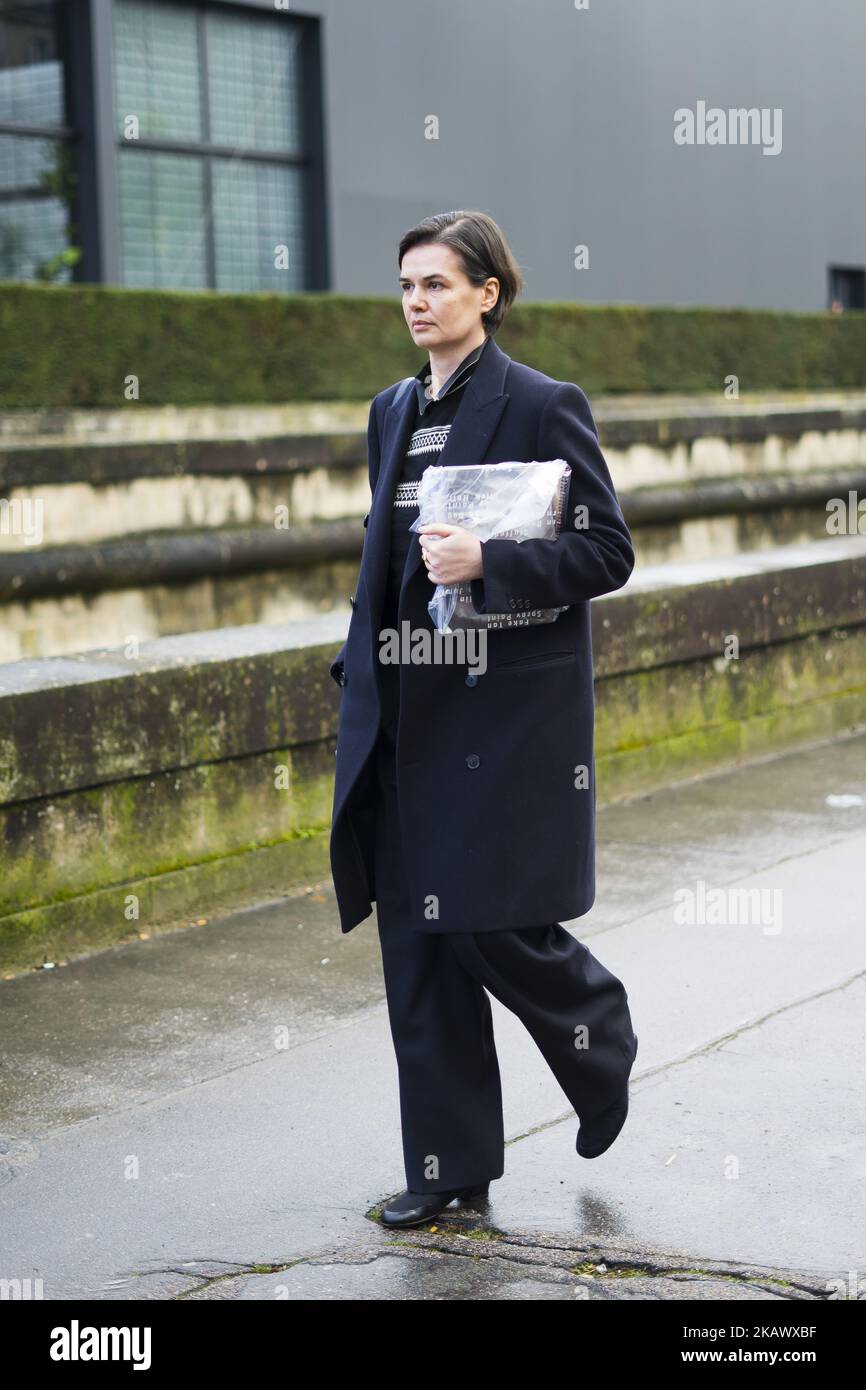 Anastasia Barbieri lleva un abrigo azul, fuera de Valentino, durante la  Semana de la Moda de París Womenswear otoño/invierno 2018/2019, el 4 de  marzo de 2018 en París, Francia. (Foto de Nataliya