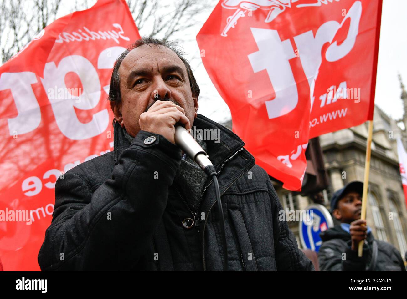El secretario general de la Confederación General del Trabajo (CGT) del sindicato francés de trabajadores, Philippe Martinez, habla durante una dimoración para apoyar a los trabajadores de AIR france en París, Francia, el 12 de marzo de 2018. (Foto de Julien Mattia/NurPhoto) Foto de stock