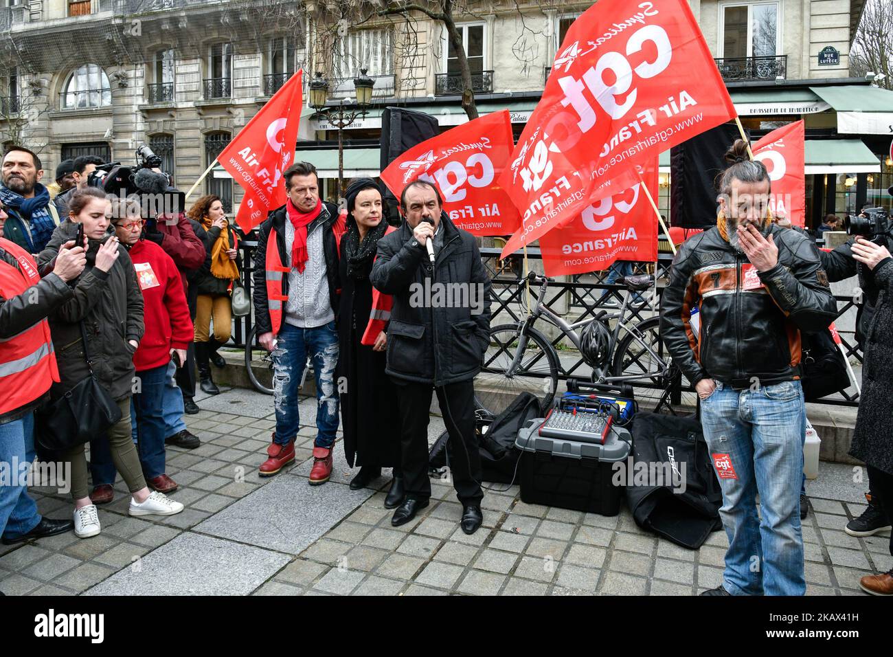 El secretario general de la Confederación General del Trabajo (CGT) del sindicato francés de trabajadores, Philippe Martinez, habla durante una dimoración para apoyar a los trabajadores de AIR france en París, Francia, el 12 de marzo de 2018. (Foto de Julien Mattia/NurPhoto) Foto de stock