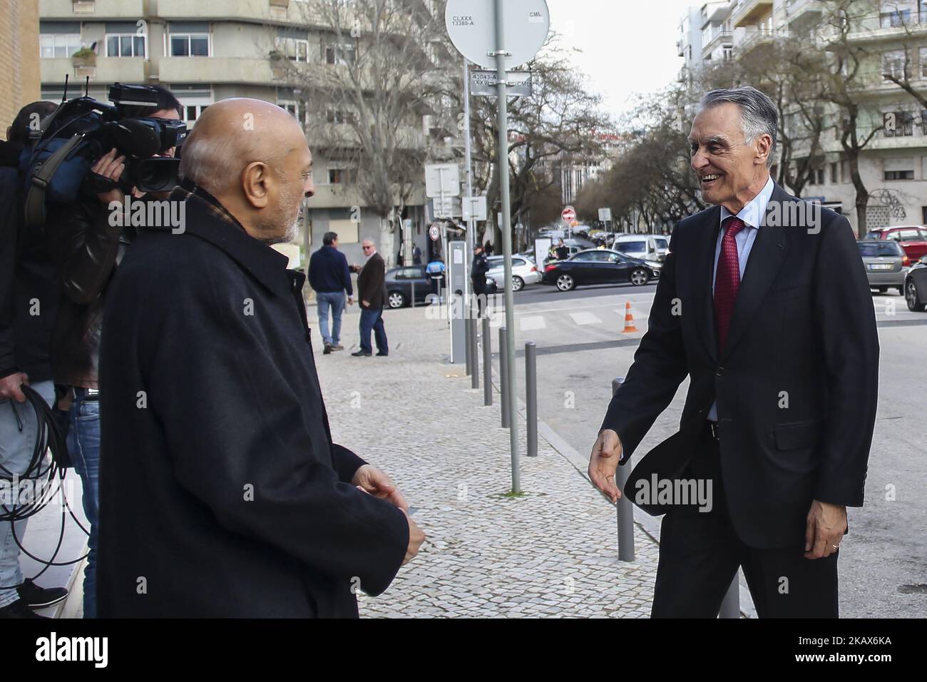 El ex presidente portugués Anibal Cavaco Silva (R) llega a una reunión de conmemoración de los 50 años de la Comunidad Islámica en Lisboa 'CIL', en Lisboa, Portugal, el 16 de marzo de 2018. (Foto de Carlos Costa/NurPhoto) Foto de stock