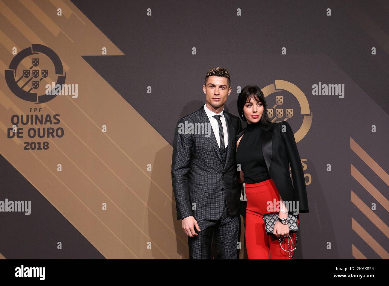 El delantero de Portugal Cristiano Ronaldo (L) acompañado por Georgina