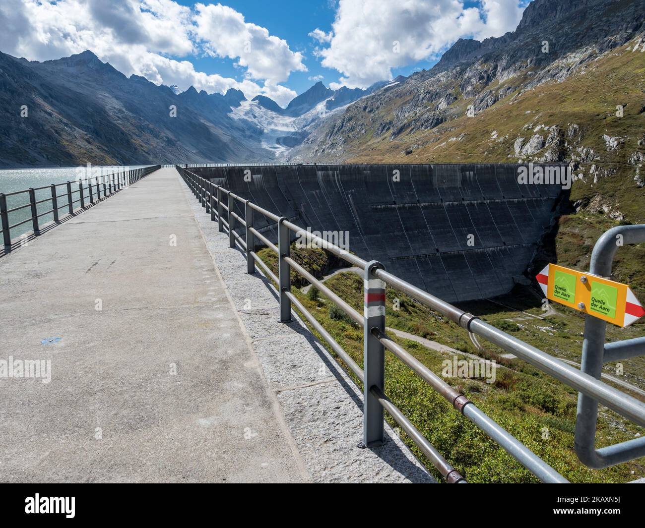 Presa del lago del embalse hidroeléctrico de Oberaar, presa de Oberhasli, Suiza Foto de stock