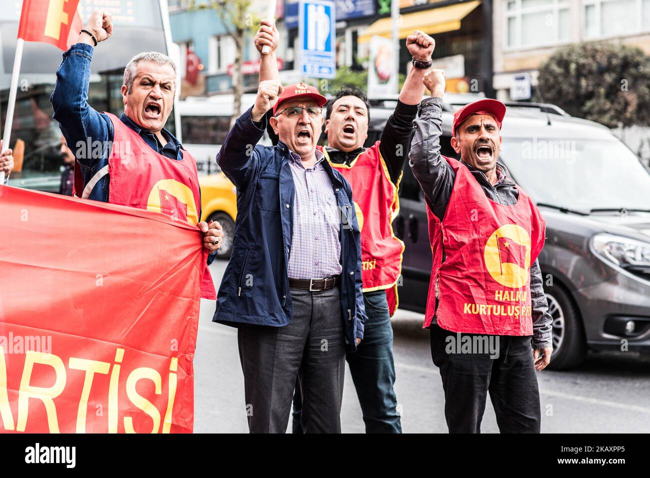 La gente trató de marchar a la plaza Taksim, en Estambul, durante la prohibición de las celebraciones del Día de Mayo en la emblemática plaza. Más de cincuenta personas, trabajadores y activistas celebraron el 1 de mayo en el barrio de Besiktas, Estambul, Turquía 2018. (Foto de Emrah Oprukcu/NurPhoto) Foto de stock