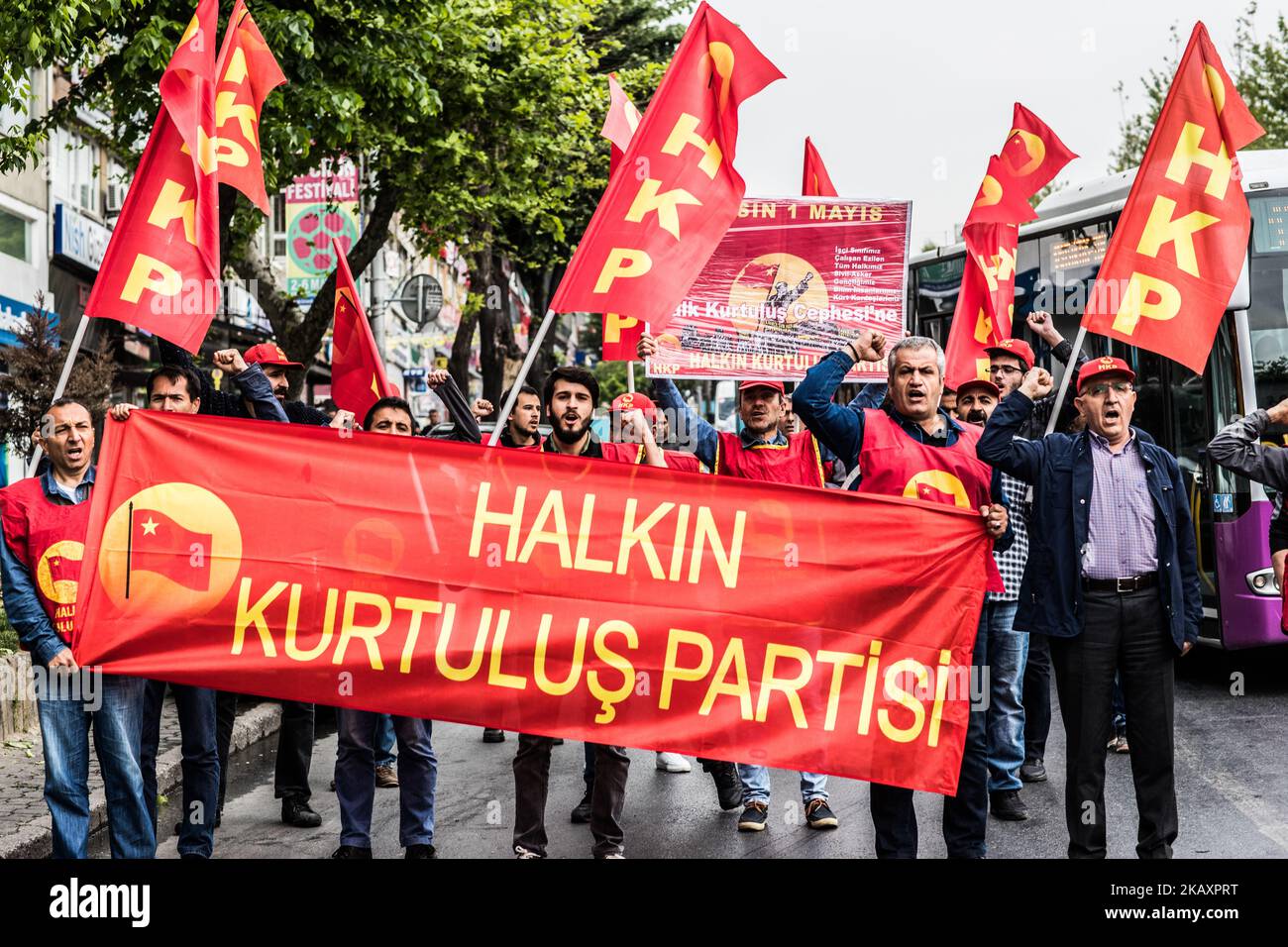 La gente trató de marchar a la plaza Taksim, en Estambul, durante la prohibición de las celebraciones del Día de Mayo en la emblemática plaza. Más de cincuenta personas, trabajadores y activistas celebraron el 1 de mayo en el barrio de Besiktas, Estambul, Turquía 2018. (Foto de Emrah Oprukcu/NurPhoto) Foto de stock
