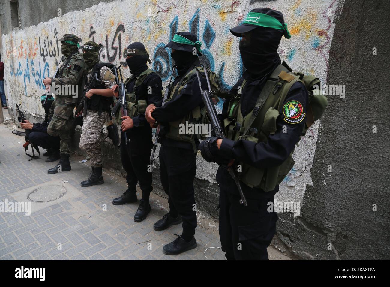 Miembros del movimiento islamista, el ala militar de Hamas Brigadas Al-Qassam, durante el funeral de seis de sus camaradas que murieron en una explosión inexplicable la noche anterior, en Deir al-Balah, en la franja central de Gaza, el 6 de mayo de 2018. El Ministerio de Salud de Gaza confirmó que seis personas resultaron muertas y otras tres heridas en lo que los residentes dijeron que era una explosión accidental en la zona de Az-Zawayda, en la zona central de la Faja de Gaza. Las Brigadas de Al-Qassam culparon a Israel de la explosión sin proporcionar detalles ni pruebas, diciendo que el incidente ocurrió durante una 'compleja operación de seguridad e inteligencia' AN Foto de stock