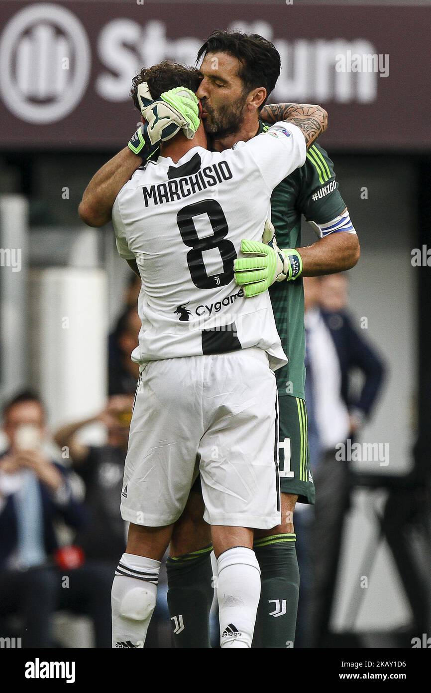 portero de la Juventus Gianluigi Buffon (1) saluda al centrocampista de la Juventus Claudio Marchisio (8) durante su último partido DE fútbol JUVENTUS - VERONA 19/05/2018 el estadio Allianz
