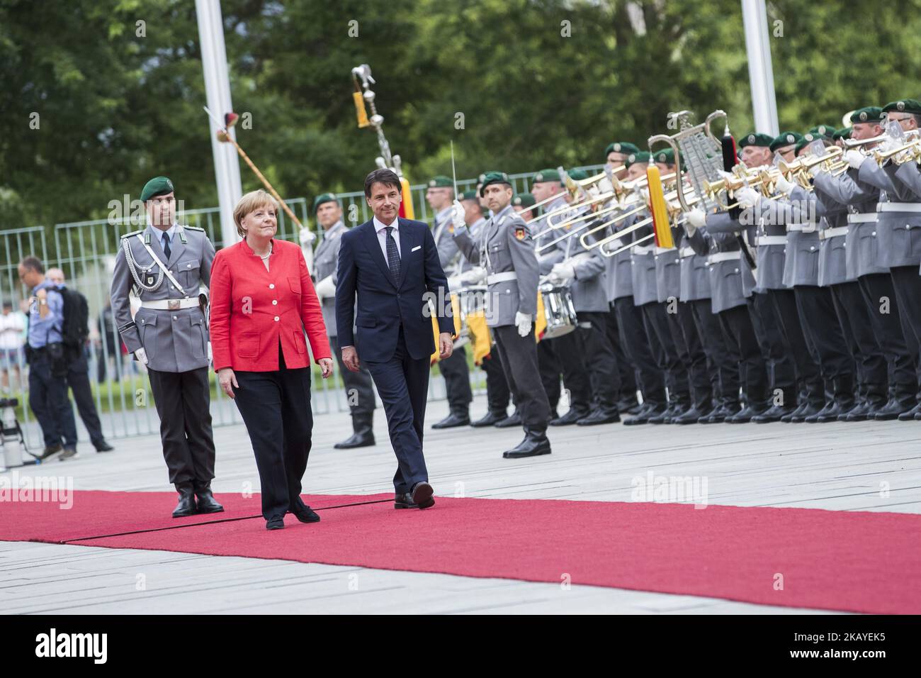 La canciller alemana Angela Merkel y el primer ministro italiano Giuseppe Conte revisan a la guardia de honor en la Cancillería de Berlín, Alemania, el 18 de junio de 2018. (Foto de Emmanuele Contini/NurPhoto) Foto de stock