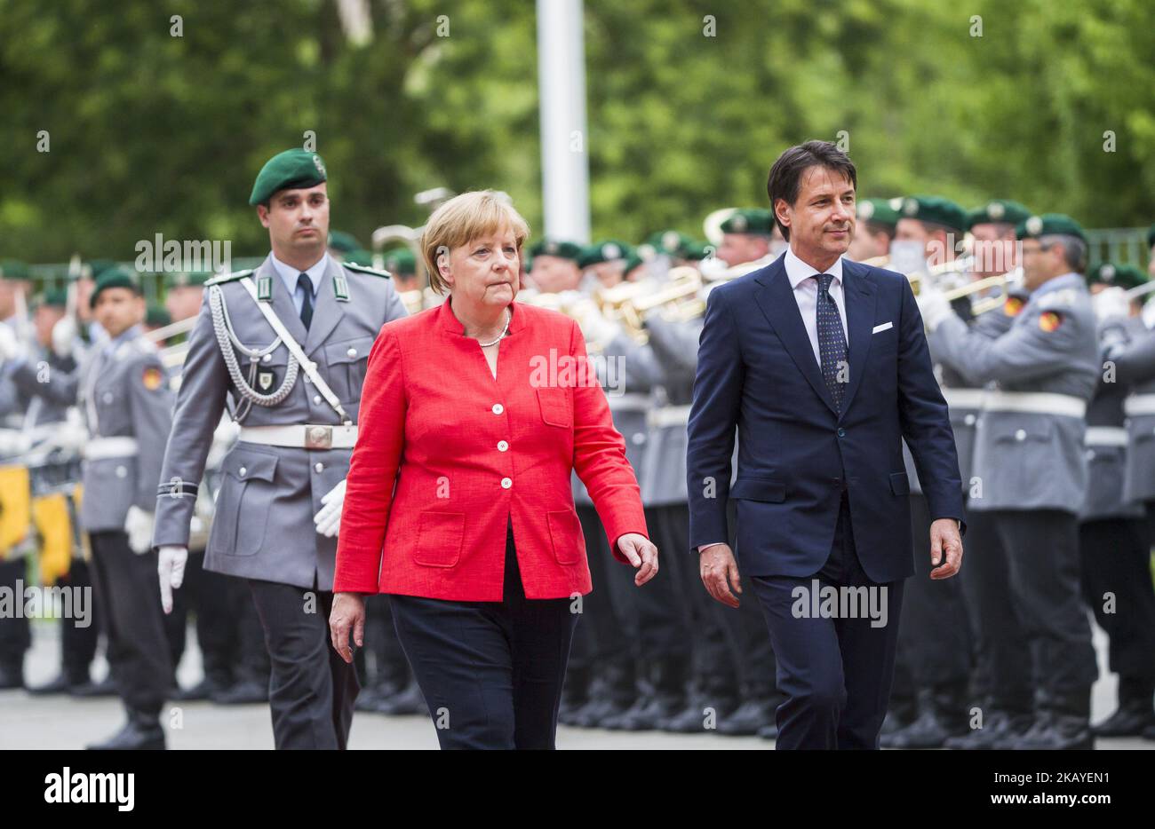 La canciller alemana Angela Merkel y el primer ministro italiano Giuseppe Conte revisan a la guardia de honor en la Cancillería de Berlín, Alemania, el 18 de junio de 2018. (Foto de Emmanuele Contini/NurPhoto) Foto de stock