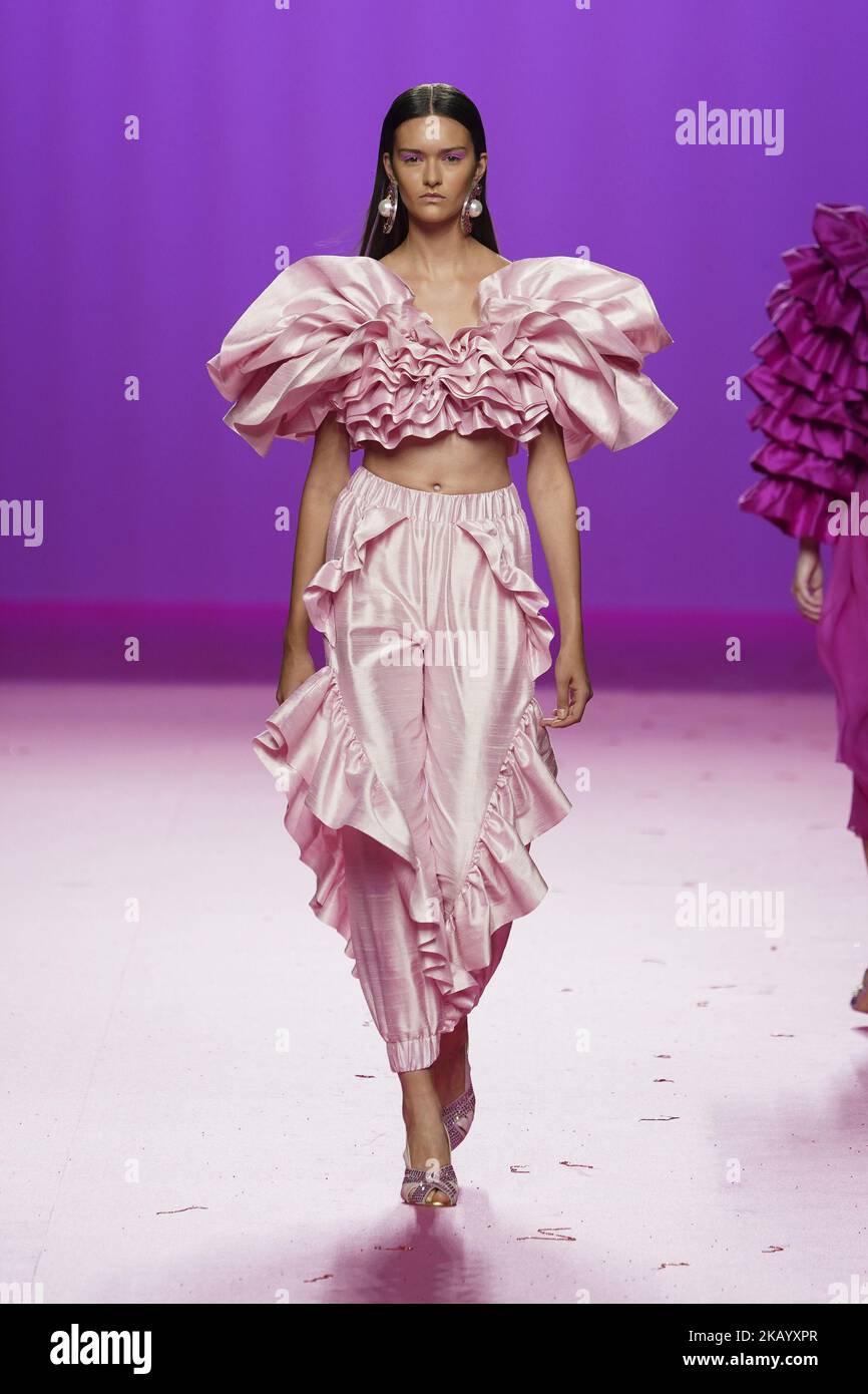 Un modelo presenta una creación de la española Maria Escopeat el desfile de  moda en la Mercedes-Benz Fashion Week Madrid (MBFWM) Primavera-Verano 2019,  en IFEMA Madrid, España, 08 de julio de 2018. (