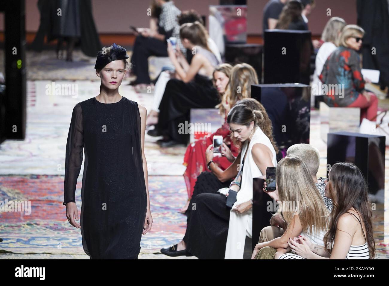 Un modelo presenta una creación del español Roberto Verino en el desfile de  moda de la Mercedes-Benz Fashion Week Madrid (MBFWM) Primavera-Verano 2019,  en IFEMA Madrid, España, 09 de julio de 2018. (