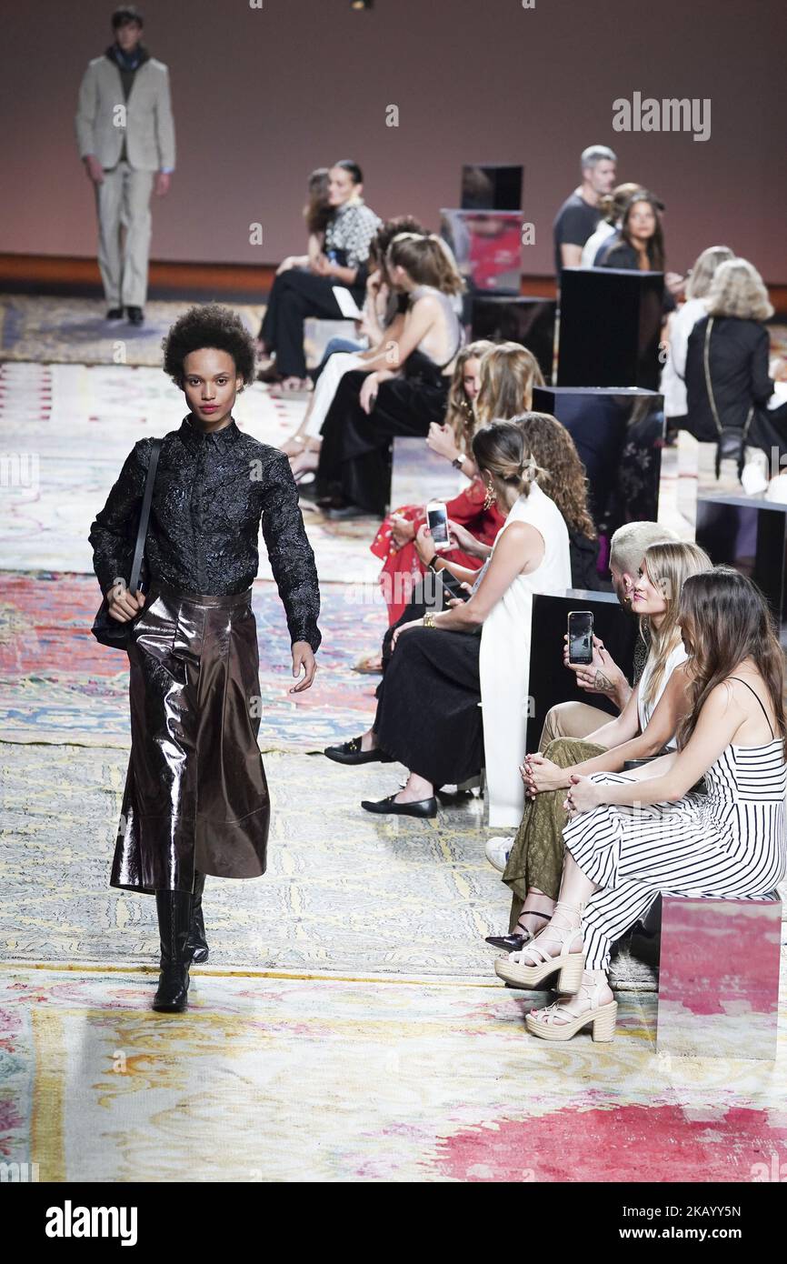 Un modelo presenta una creación del español Roberto Verino en el desfile de  moda de la Mercedes-Benz Fashion Week Madrid (MBFWM) Primavera-Verano 2019,  en IFEMA Madrid, España, 09 de julio de 2018. (