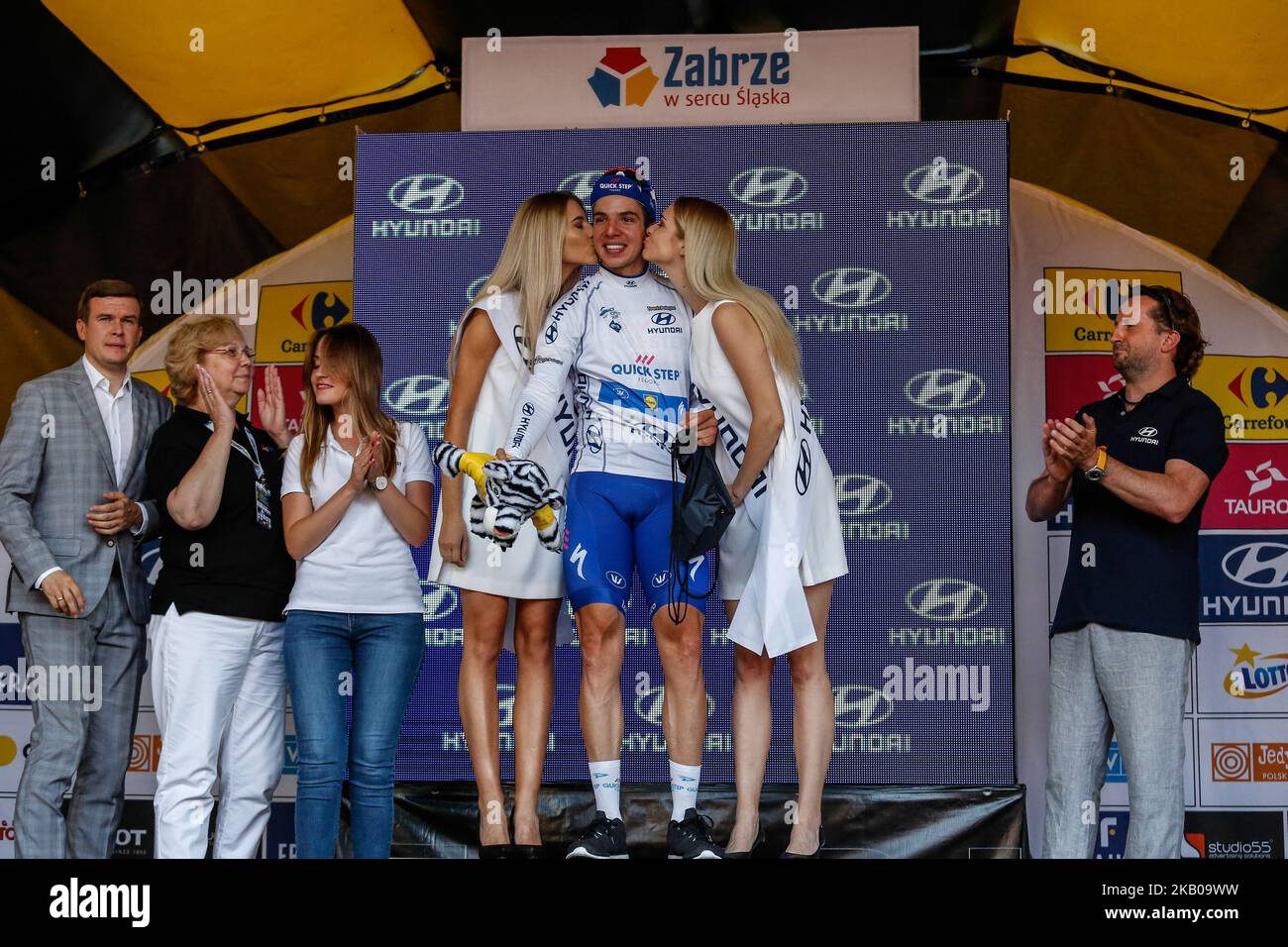 Alvaro JOSE HODEG CHAGUI recibe el premio especial Hyundai como mejor velocista durante la ceremonia de decoración después de ganar la tercera etapa del Tour de Pologne 75th, UCI World Tour en Zabrze, Polonia, el 6 de agosto de 2018. (Foto de Dominika Zarzycka/NurPhoto) Foto de stock