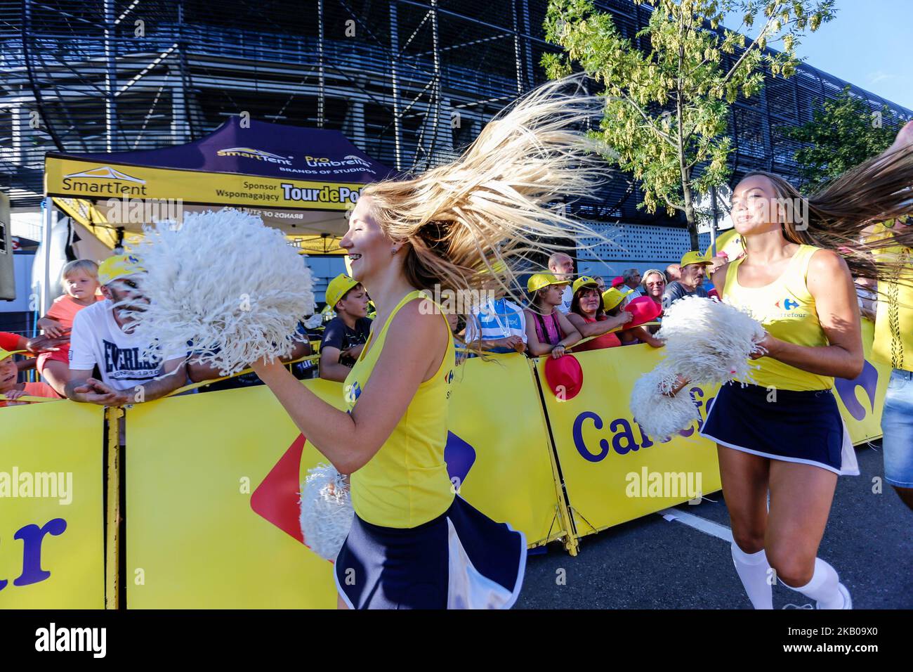 El público y las mascotas celebran el tercer día de la Tour de Pologne en la línea de meta de la tercera etapa de la carrera en Zabrze, Polonia, el 6 de agosto de 2018. (Foto de Dominika Zarzycka/NurPhoto) Foto de stock